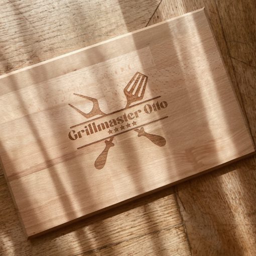 Eigen tekst "5 sterren" met einem Grill-Logo auf dem Schneidebrett.